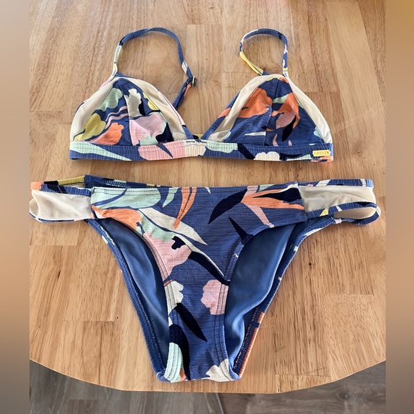 Roxy bikini set. Size medium - Picture 2 of 3